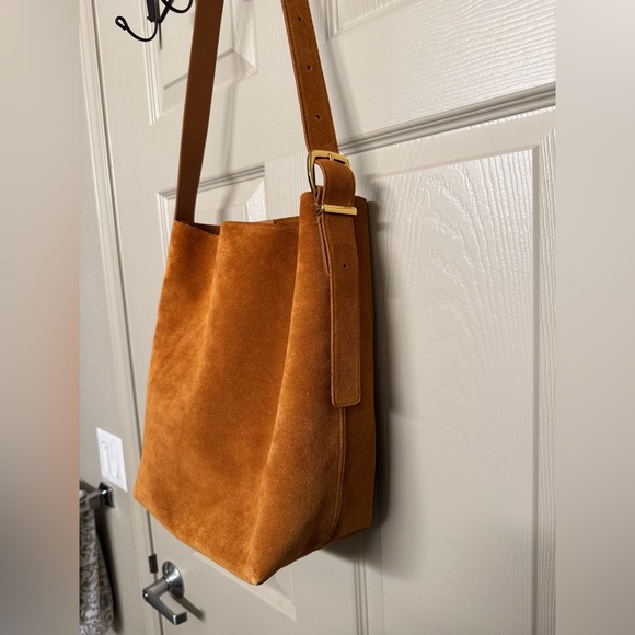 Madewell | Essential Bucket Tote in Camel Suede - Picture 4 of 7